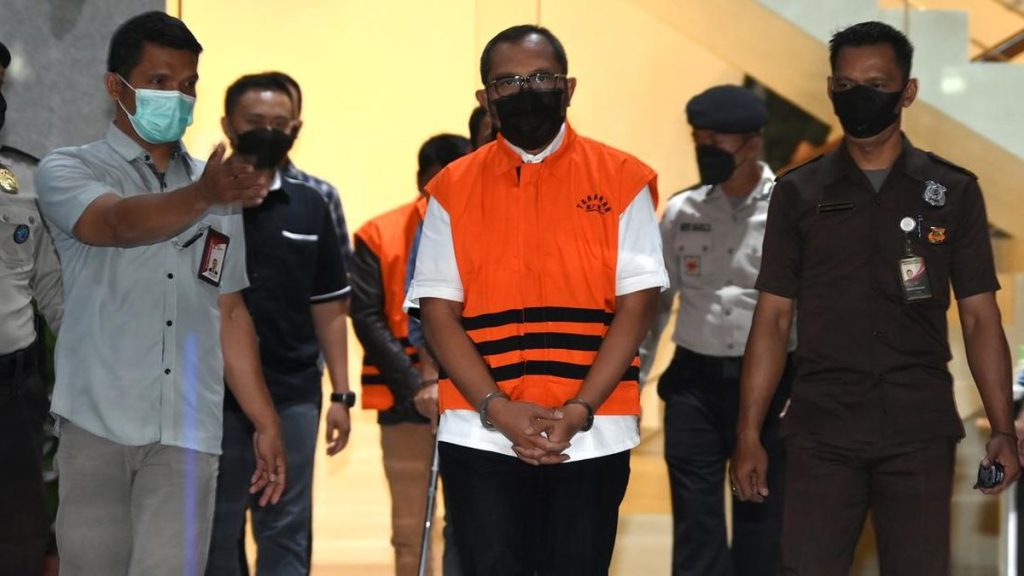 Penahanan Wakil Ketua DPRD Jatim, Sahat Tua, dalam kasus dana hibah.