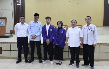 Agung Widyantoro (dua dari kiri) bersama perwakilan dua mahasiswa penerima beasiswa KIP (berjas biru). Sumber foto : Dok.Humas UMUS.