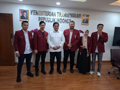 Wamen Transmigrasi, Viva Yoga Mauladi (tengah)