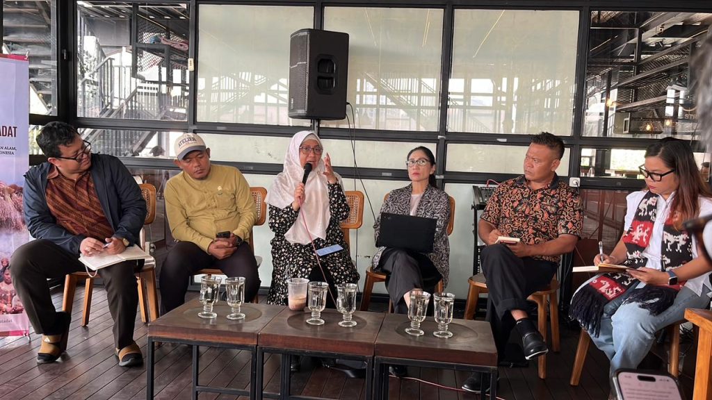 Diskusi Publik bertajuk “Ekonomi Kerakyatan dan Pengakuan Masyarakat Adat” di SleepLess Owl, Jakarta Selatan.