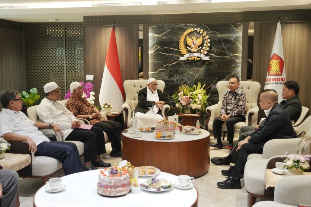 Abu Bakar Baasyir dalam kunjungan silaturahmi bertemu dengan Wakil Ketua DPR, Sufmi Dasco Ahmad.