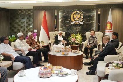 Abu Bakar Baasyir dalam kunjungan silaturahmi bertemu dengan Wakil Ketua DPR, Sufmi Dasco Ahmad.