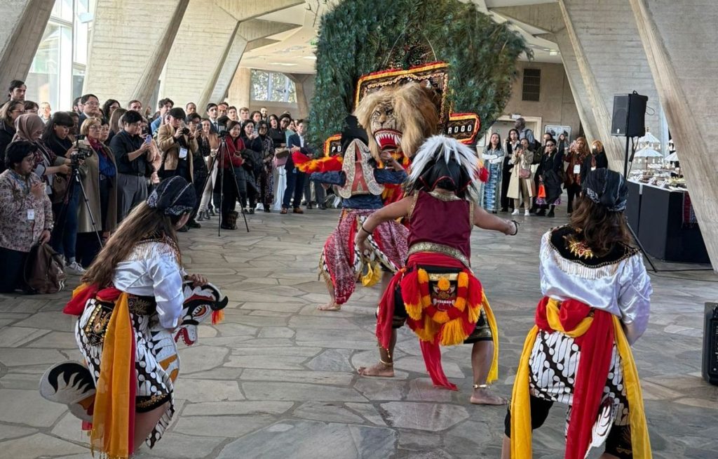 Reog Ponorogo yang dibawakan oleh seniman Reog dari Ponorogo tampil di markas besar UNESCO pada 14 Oktober 2025, saat pelaksanaan sidang Executive Board UNESCO.