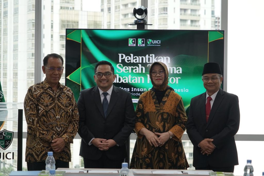 La Ode M. Kamaluddin ( Kiri), Rifqinizamy Karsa Yudha (Kedua dari Kanan), Siti Zuhro (Kedua dari kanan), Asep Saefudin (Kanan)