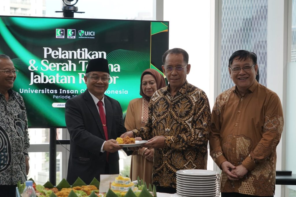 Prof. La Ode M Kamaludin dan Prof. Asep Saifudin, rektor baru UICI.