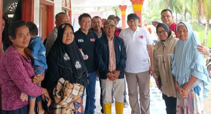 Ketua Umum PKN, Anas Urbaningrum, bersama warga terdampak banjir di Sumatera Barat, Rabu (10/12). Sumber foto : istimewa.